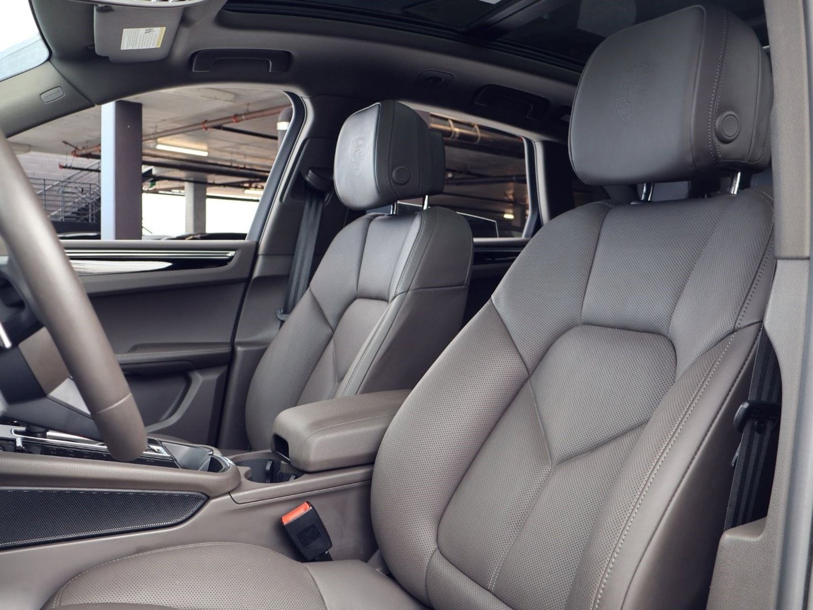 2025 Porsche Macan photo 4