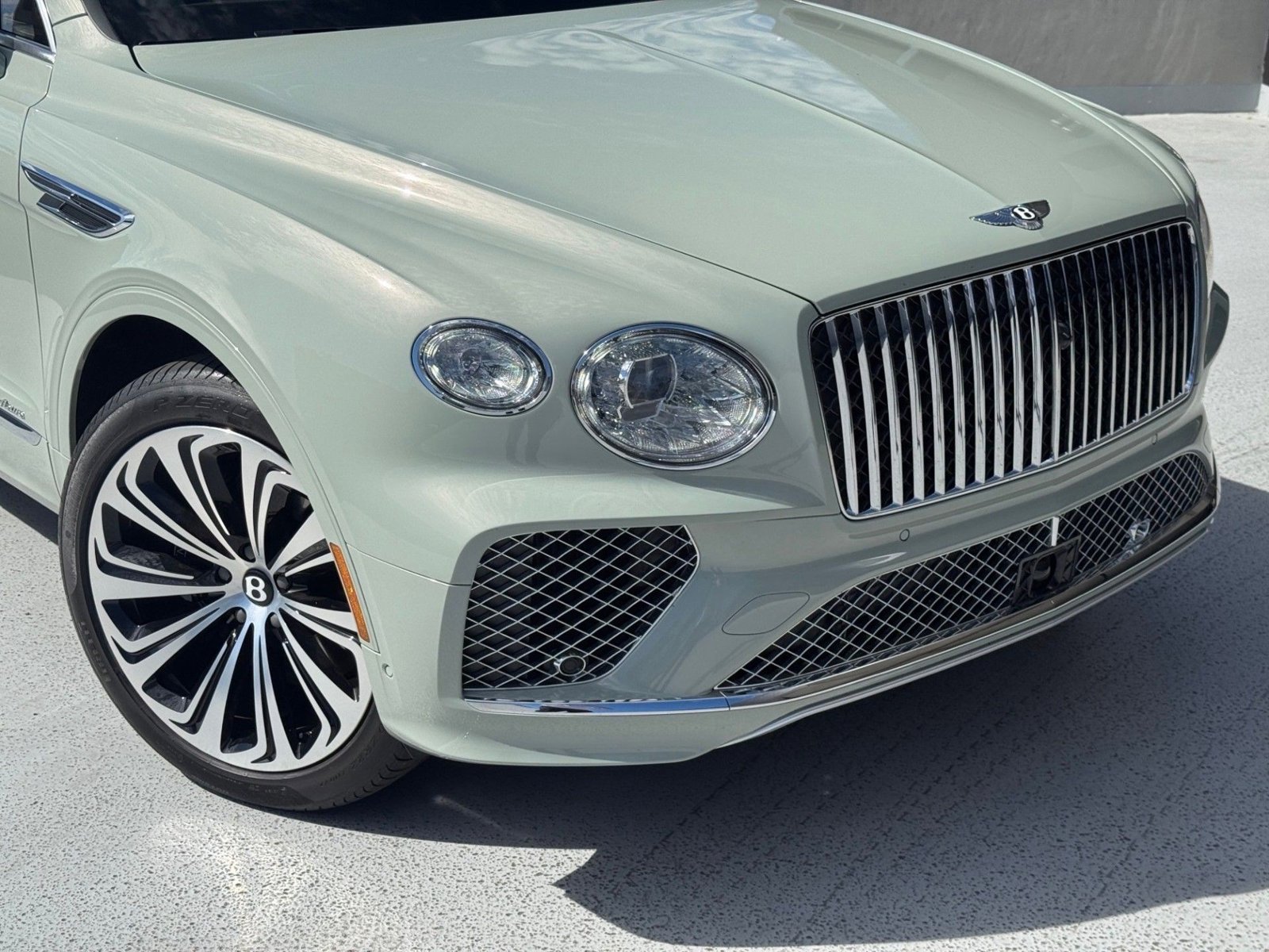 2025 Bentley Bentayga Azure photo 2