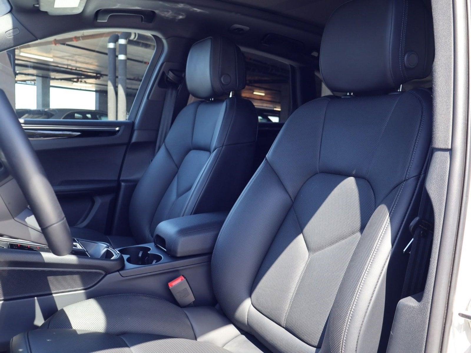 2025 Porsche Macan photo 4