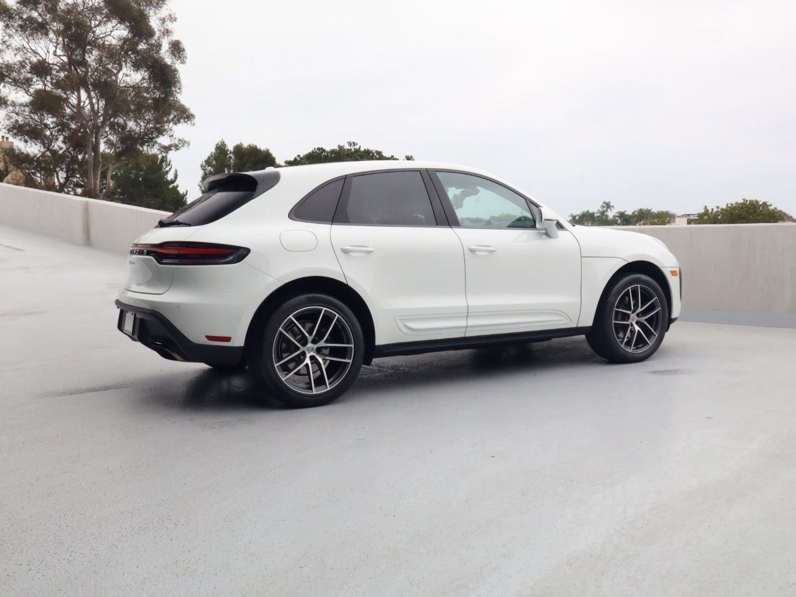 2025 Porsche Macan photo 6