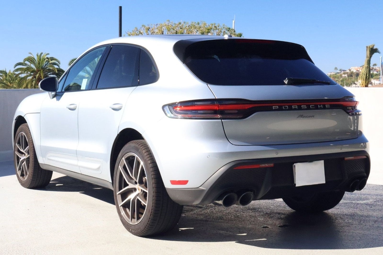 2025 Porsche Macan photo 2