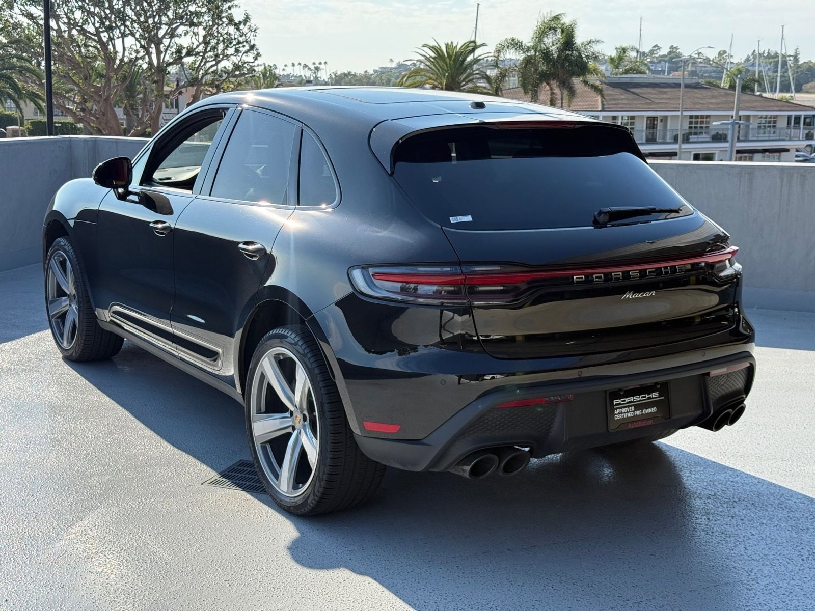 2025 Porsche Macan photo 2