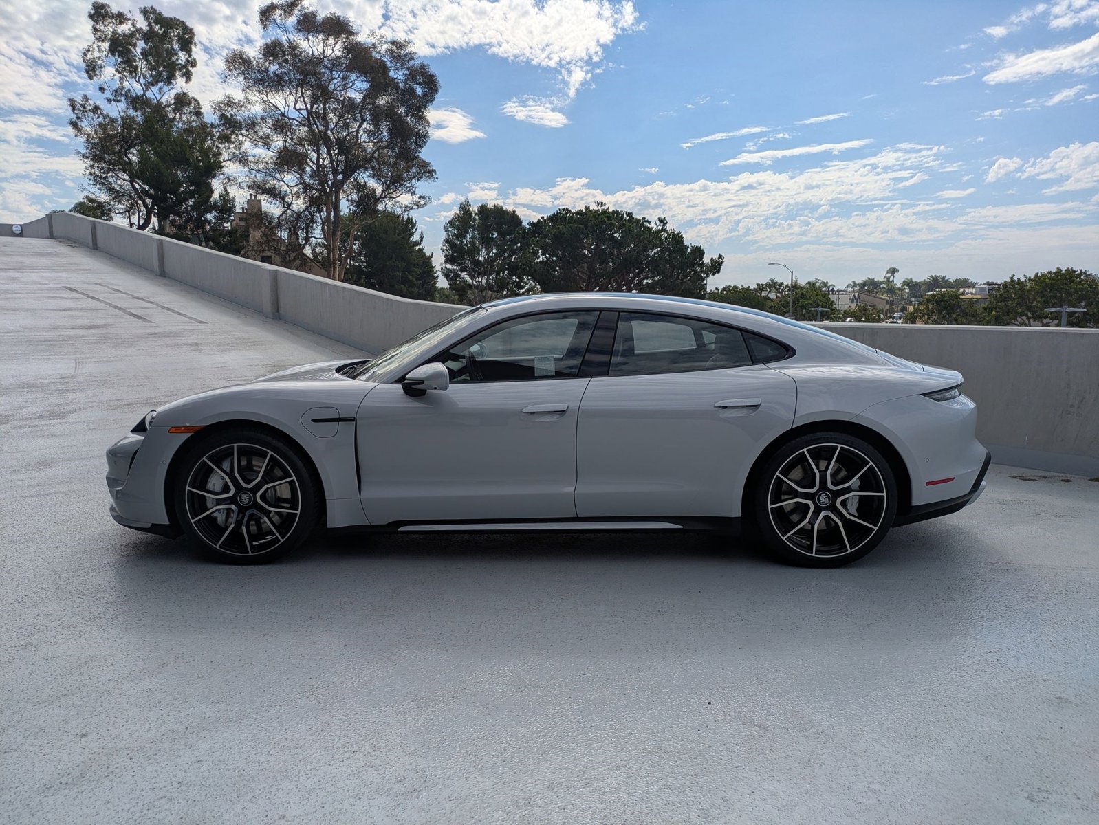 2024 Porsche Taycan Turbo photo 2