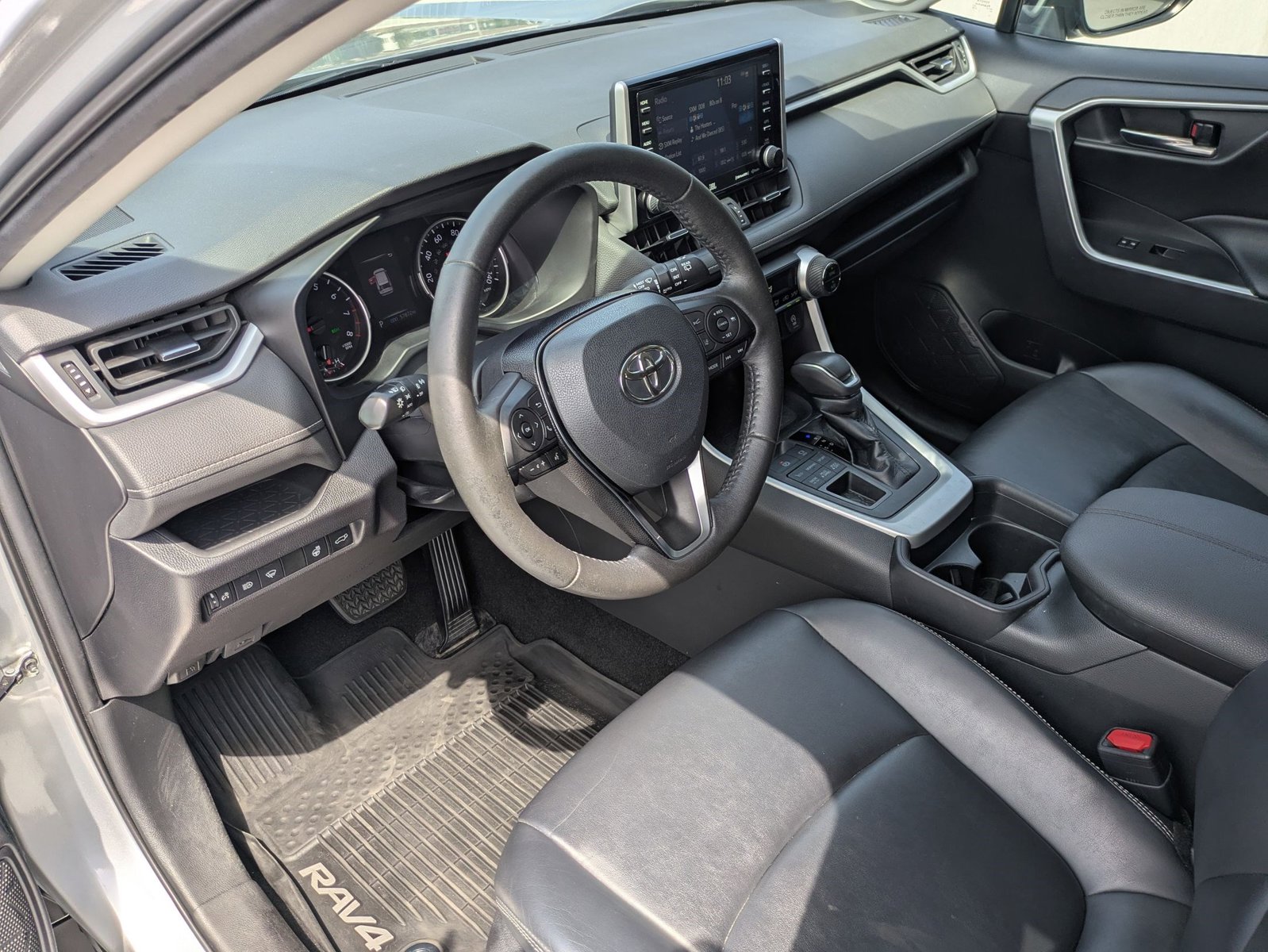 2020 Toyota RAV4 XLE Premium photo 4