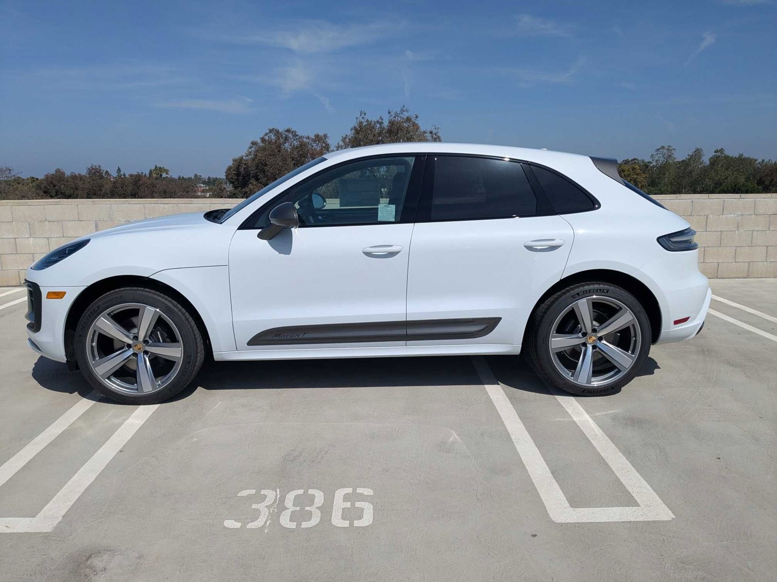 2025 Porsche Macan T photo 2