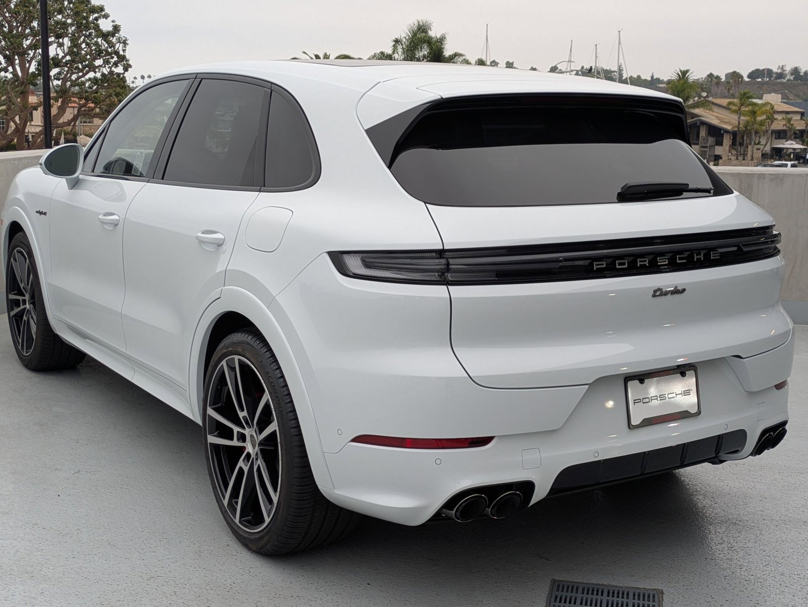 2026 Porsche Cayenne E-Hybrid Turbo photo 3