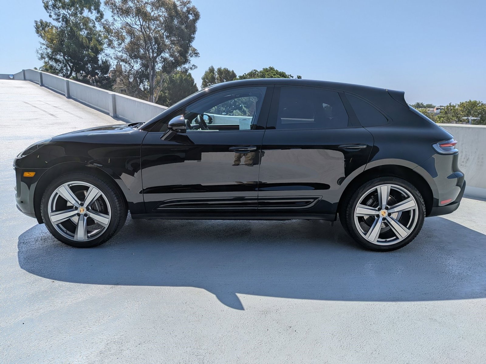 2025 Porsche Macan T photo 2
