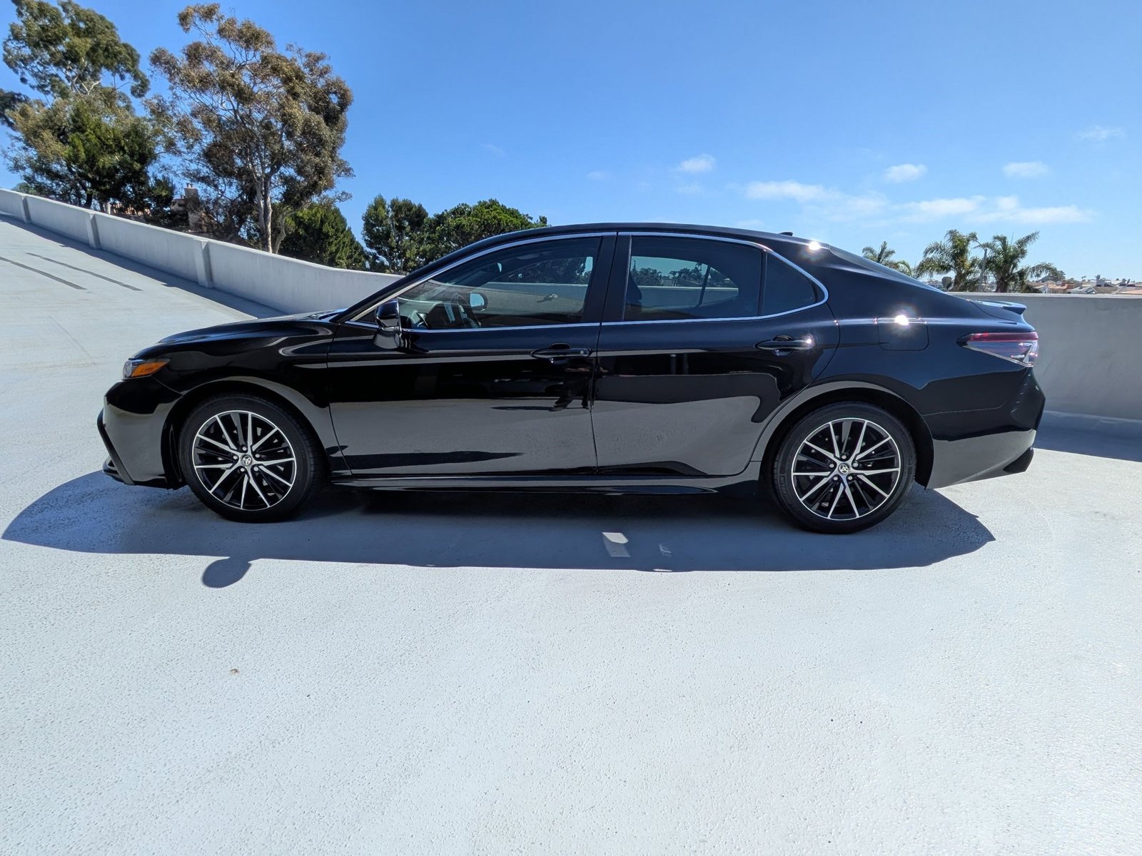 2023 Toyota Camry SE photo 2