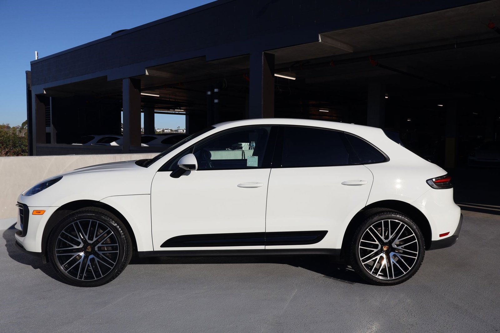 2025 Porsche Macan photo 2