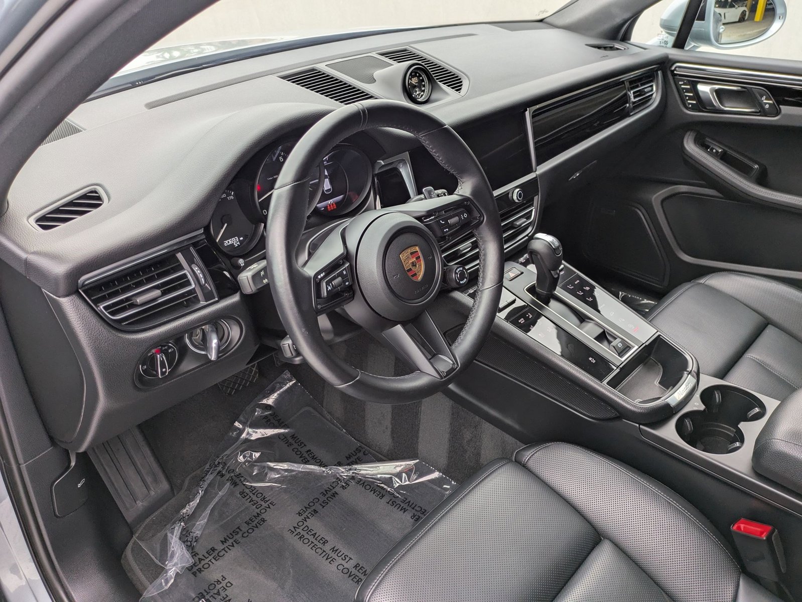 2024 Porsche Macan T photo 4