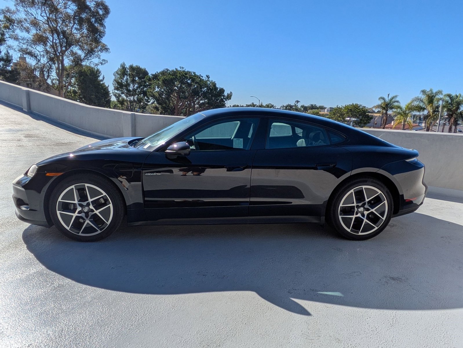 2025 Porsche Taycan 4 photo 2