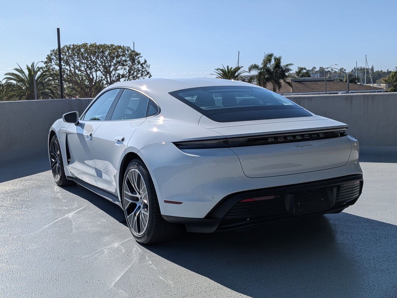 2022 Porsche Taycan photo 3