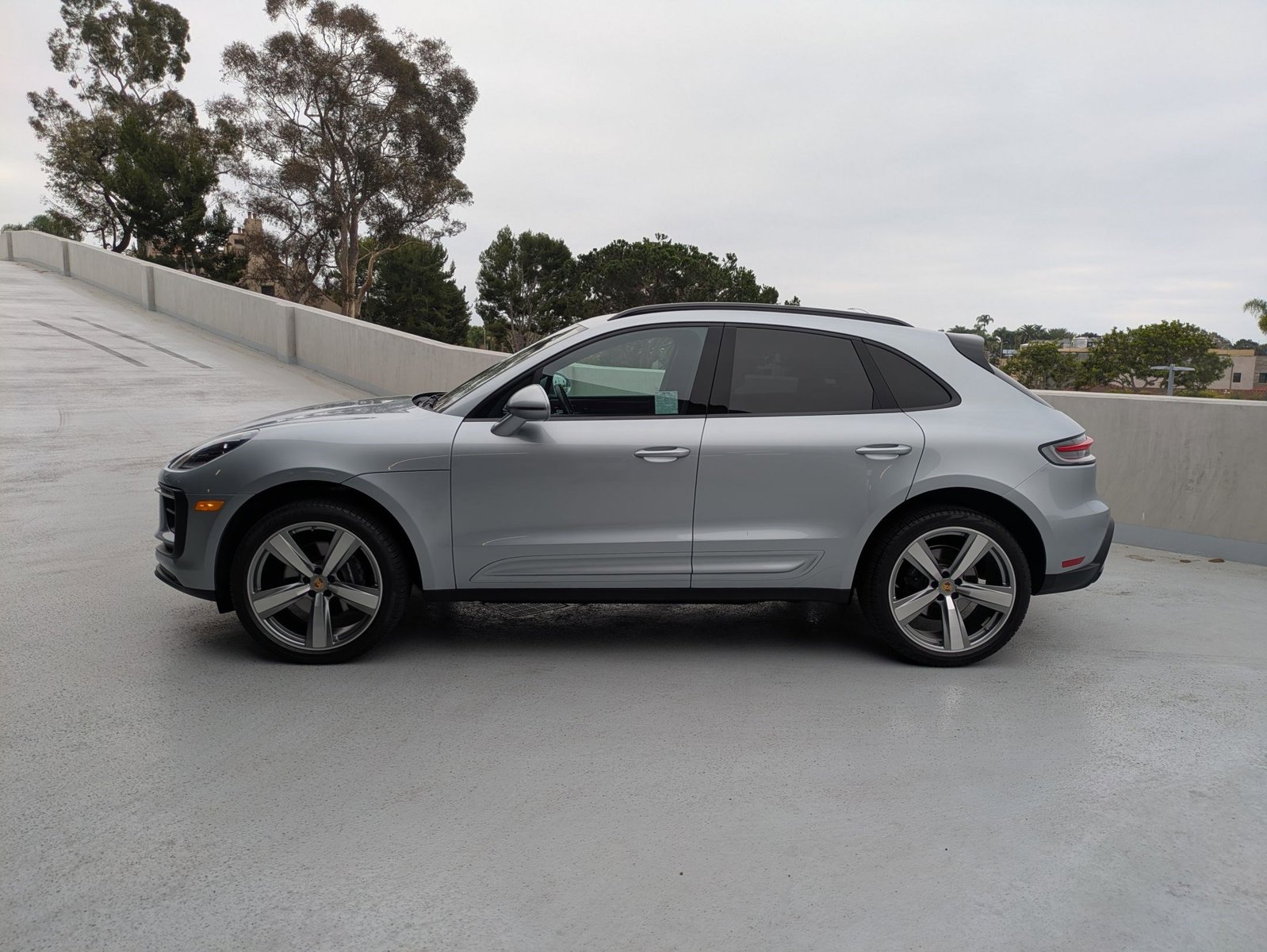 2024 Porsche Macan T photo 2