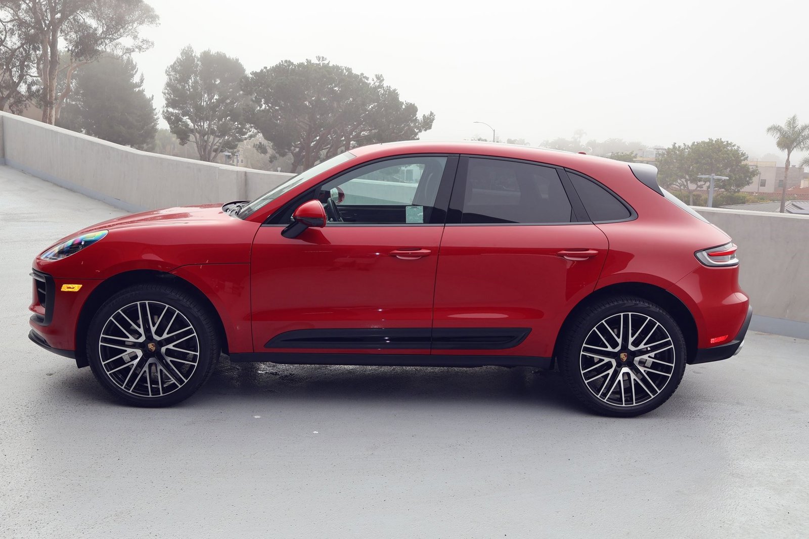2025 Porsche Macan photo 2