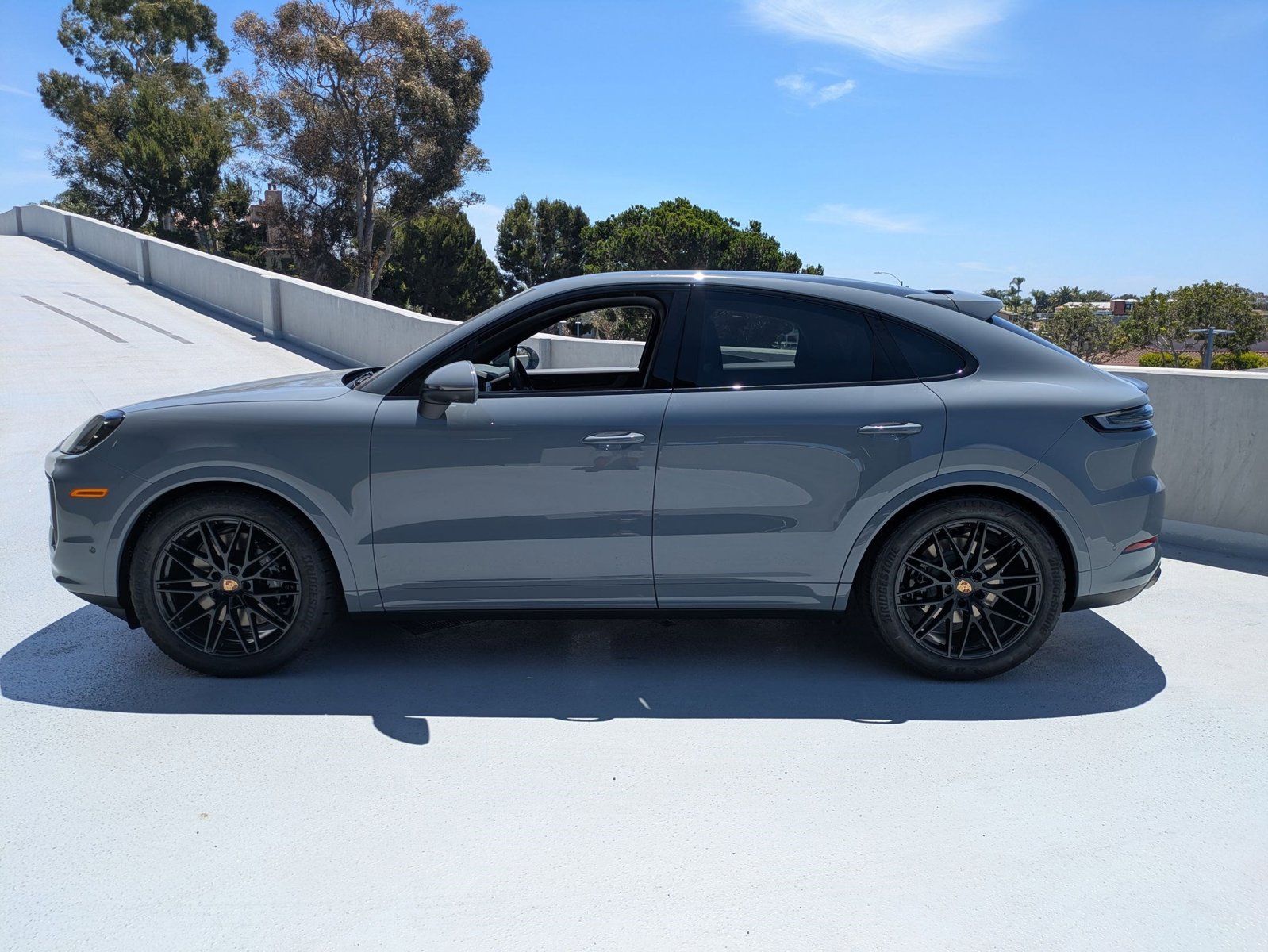 2025 Porsche Cayenne Coupe photo 2