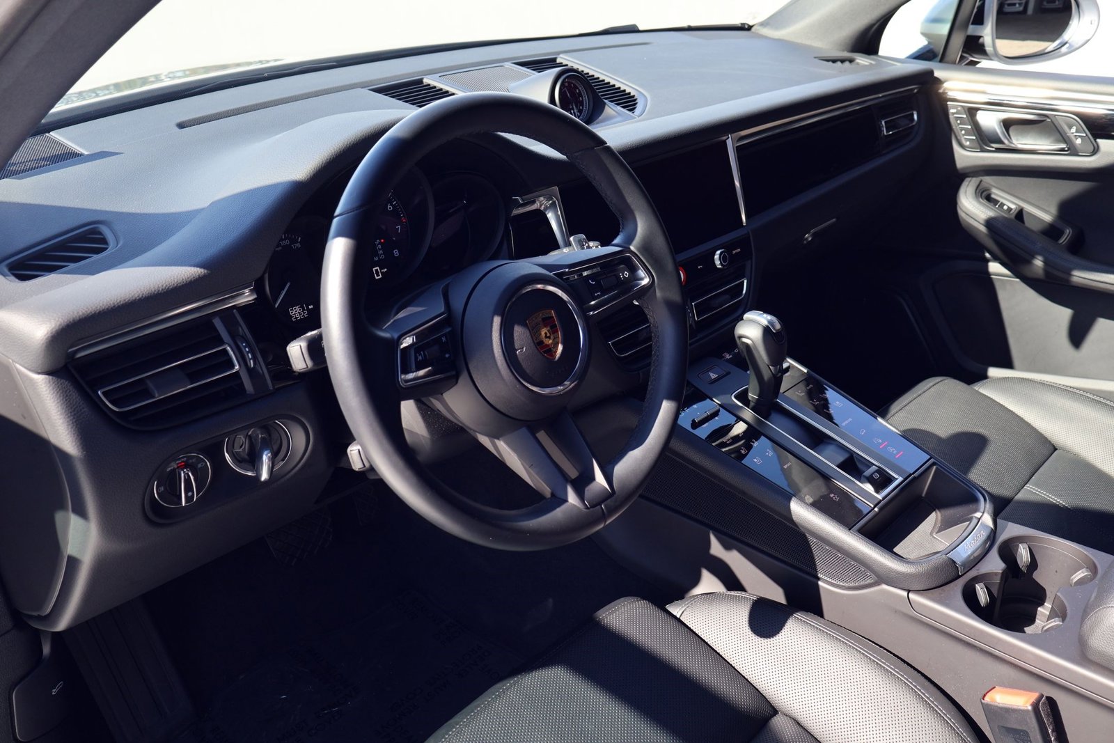 2025 Porsche Macan photo 4