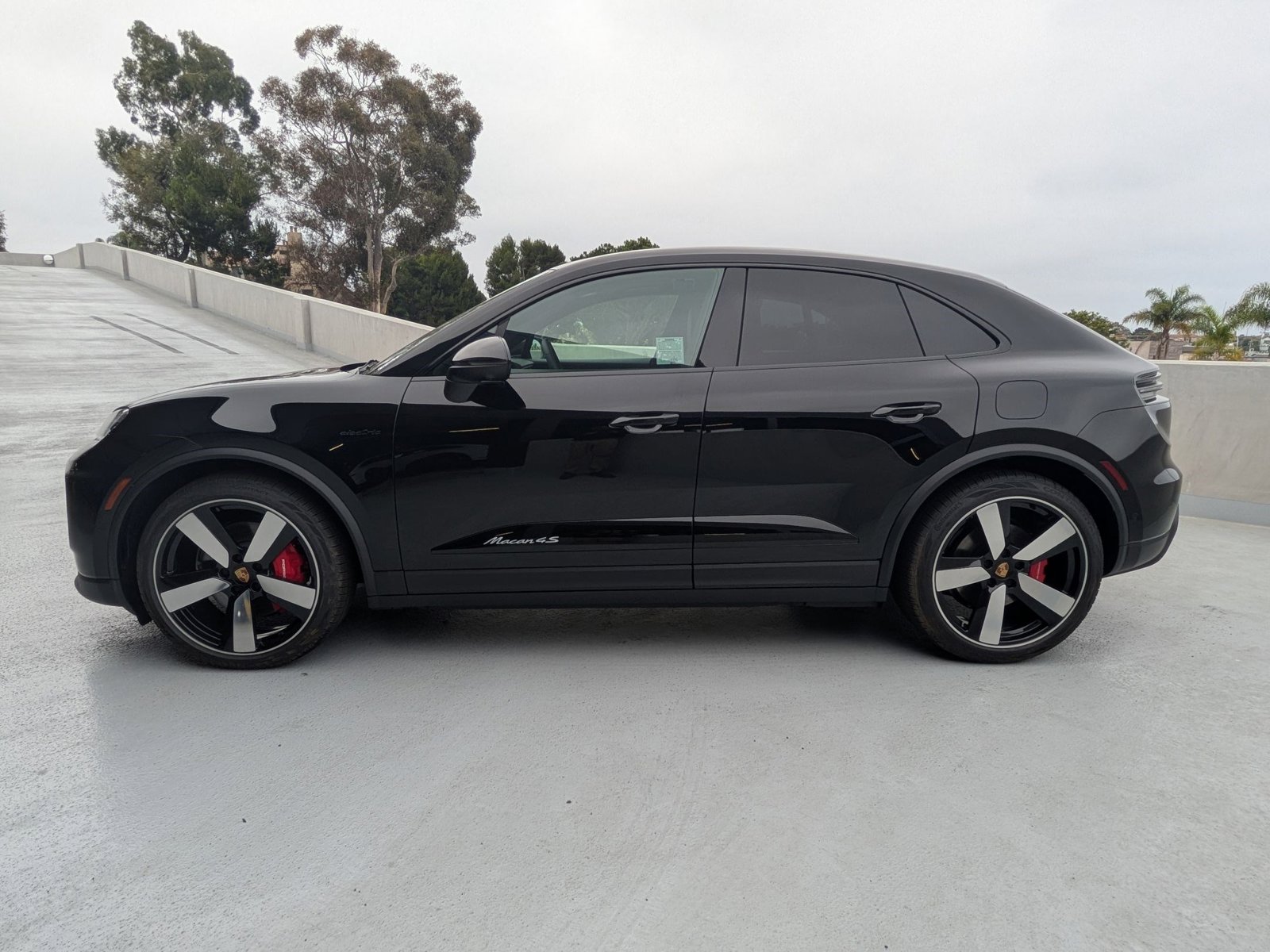 2025 Porsche Macan Electric photo 2