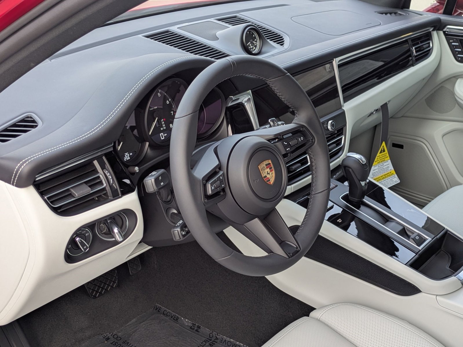 2026 Porsche Macan T photo 4