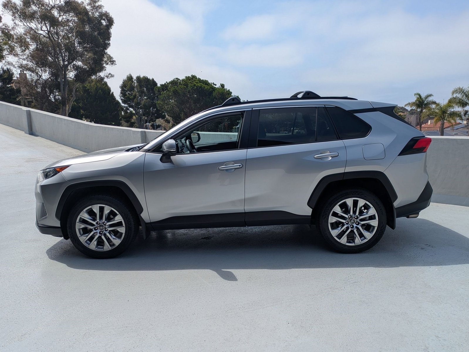 2020 Toyota RAV4 XLE Premium photo 2