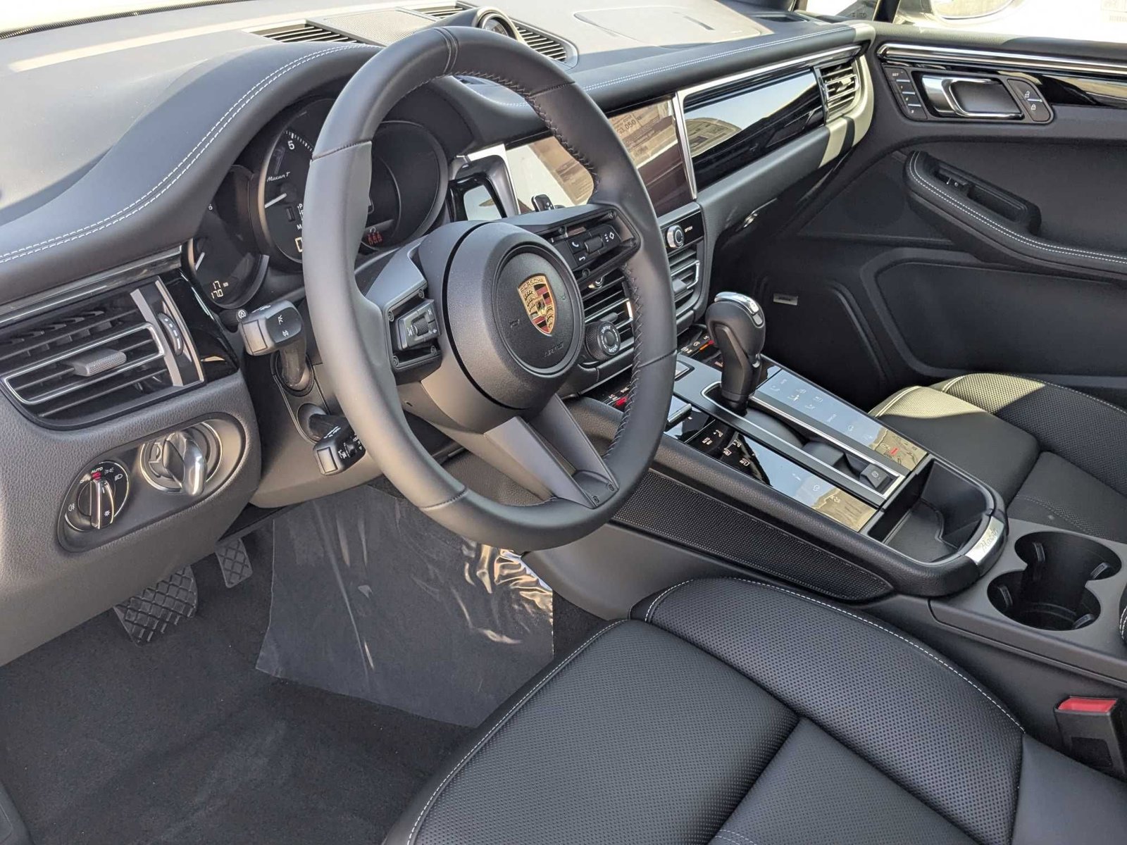 2025 Porsche Macan T photo 4