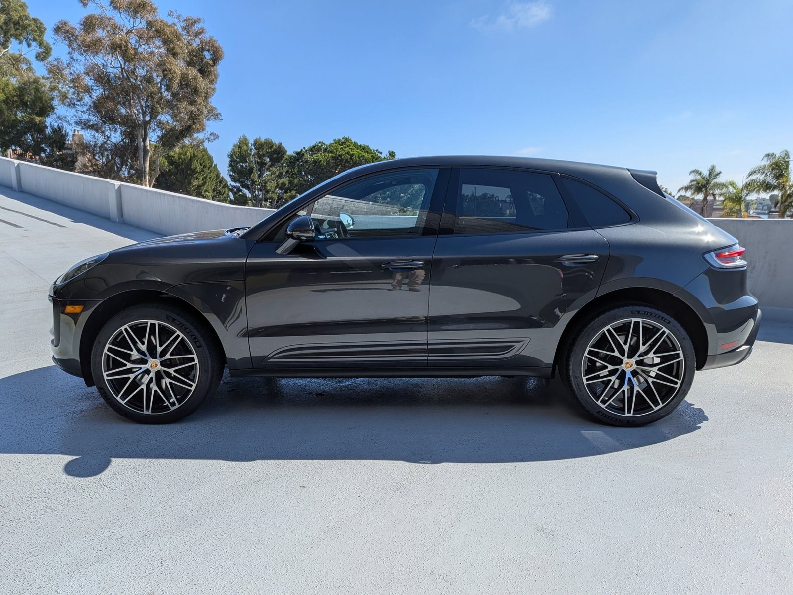 2025 Porsche Macan T photo 2