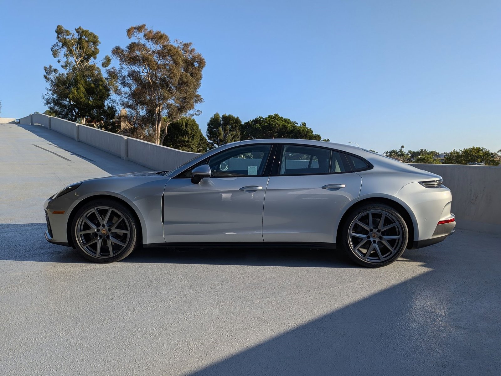2025 Porsche Panamera 4 photo 2