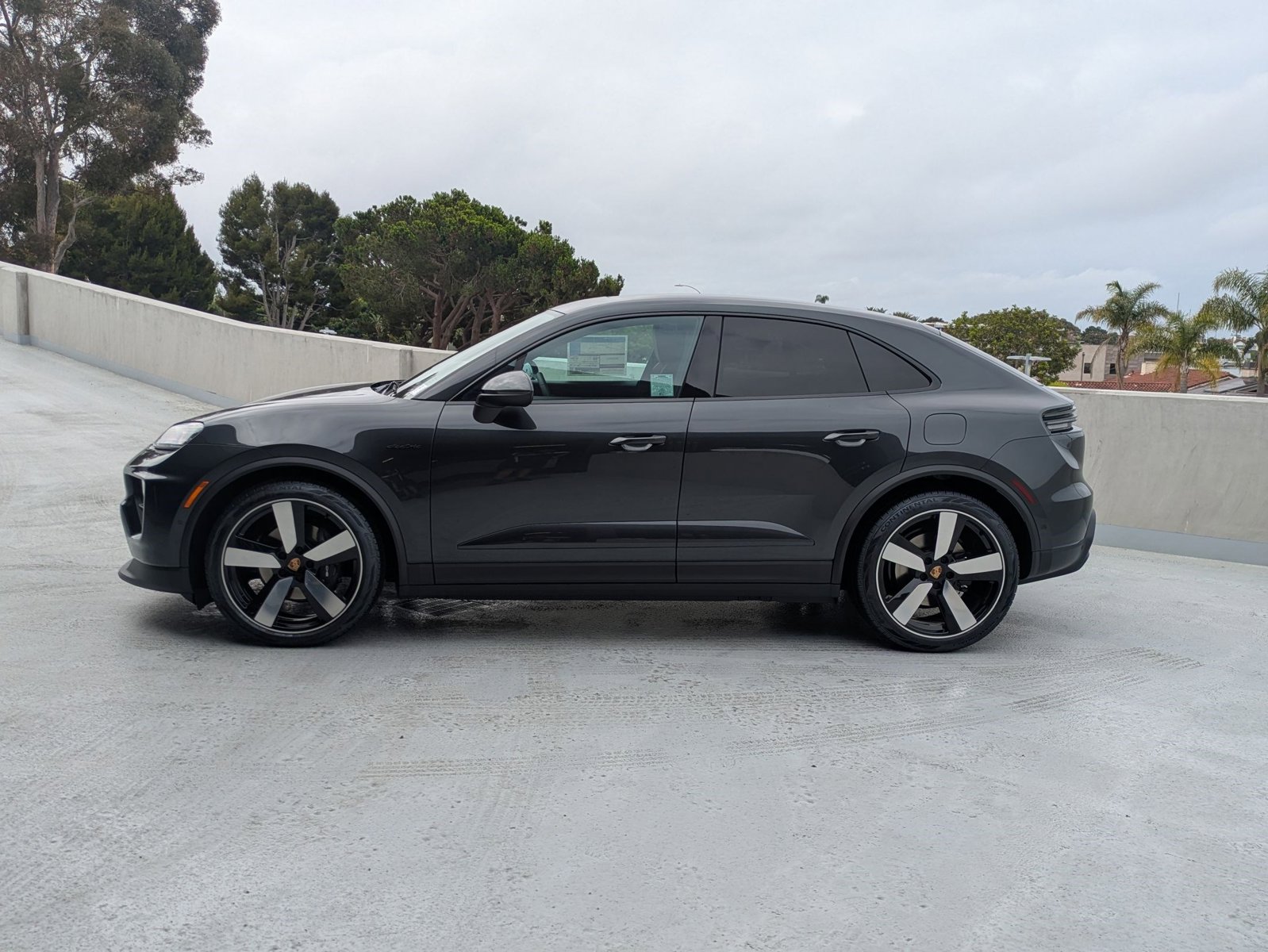 2025 Porsche Macan Electric 4 photo 2
