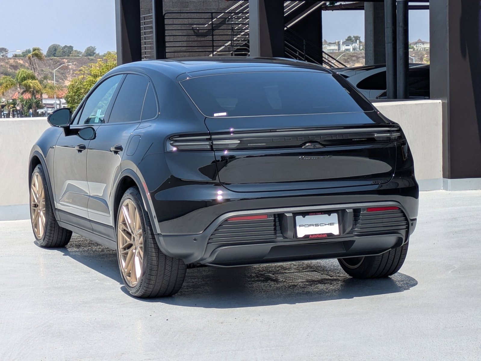 2025 Porsche Macan Electric photo 2