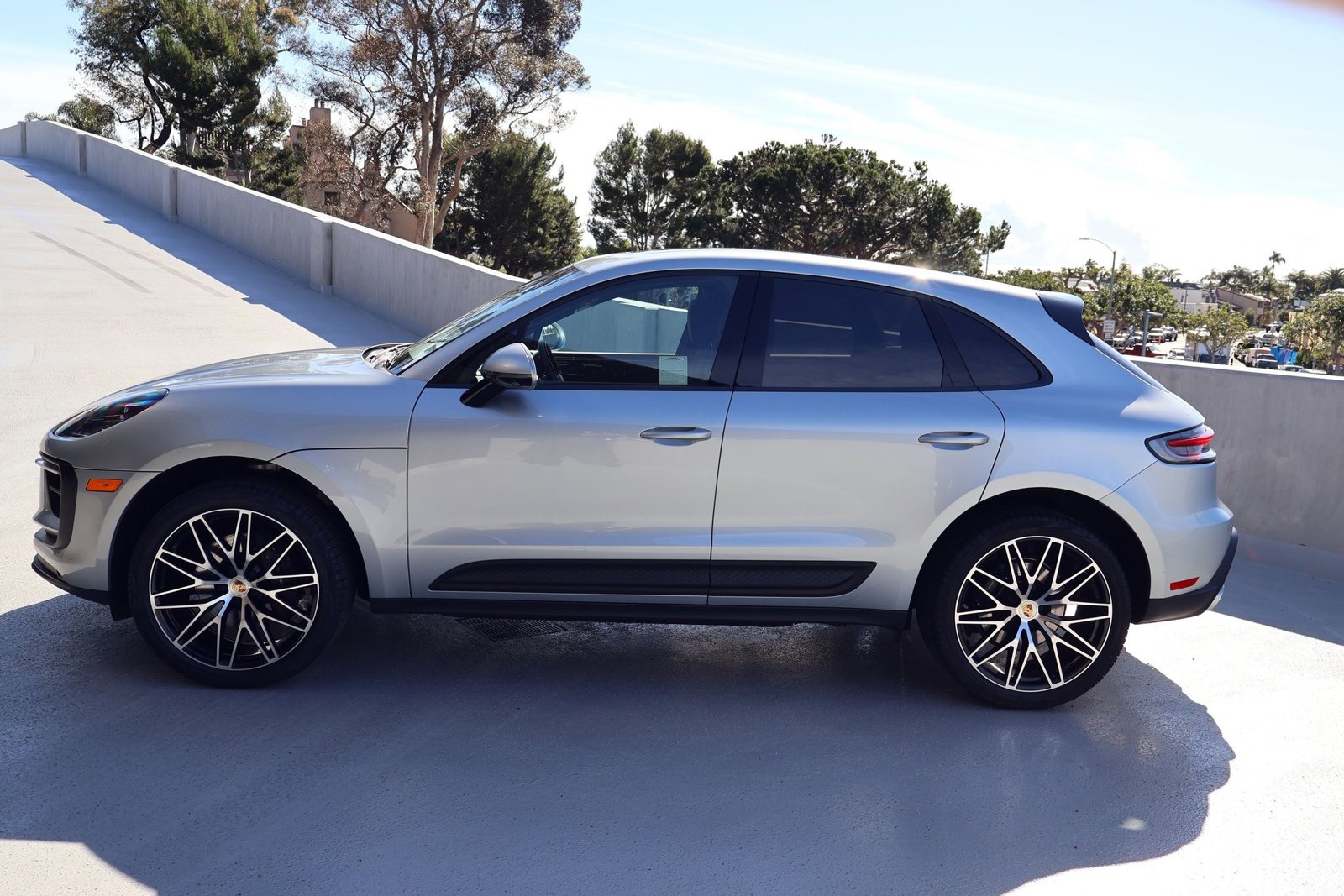 2025 Porsche Macan photo 2
