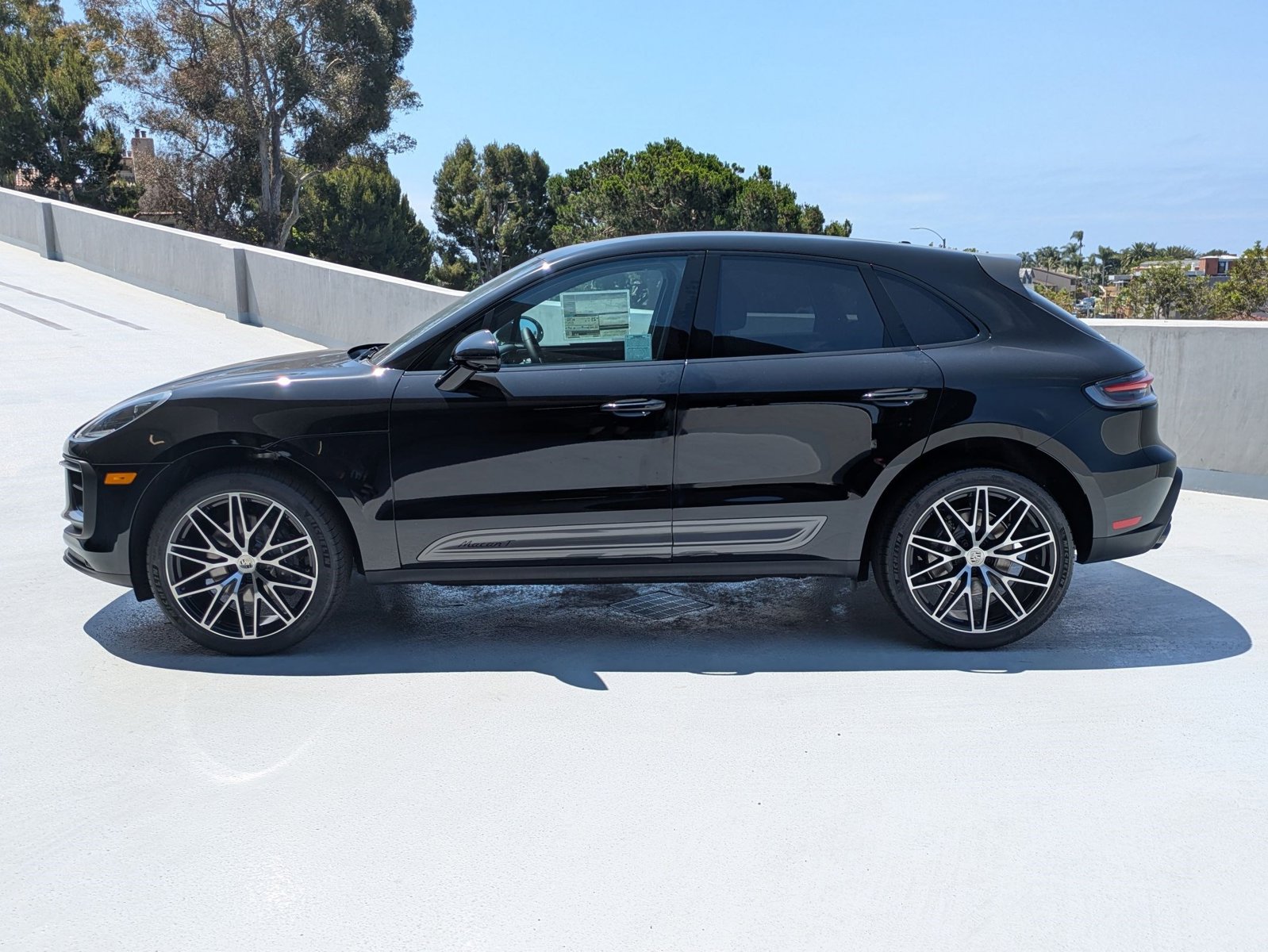 2025 Porsche Macan T photo 2