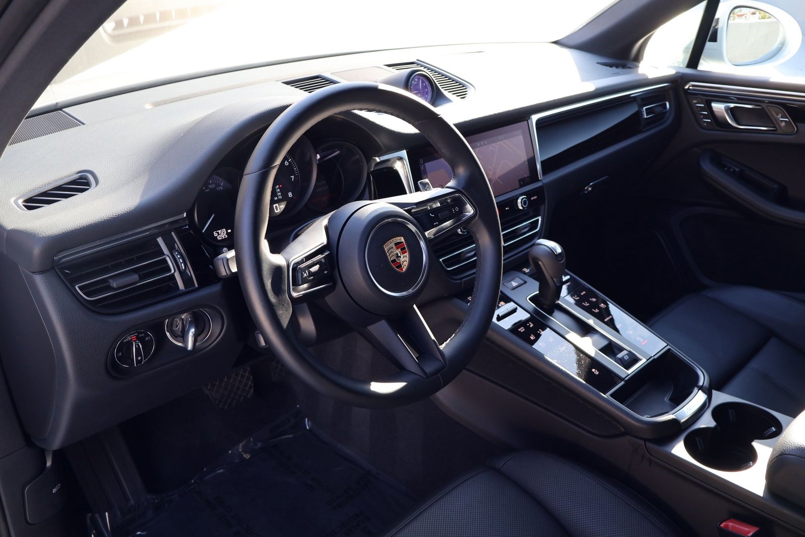 2025 Porsche Macan photo 2