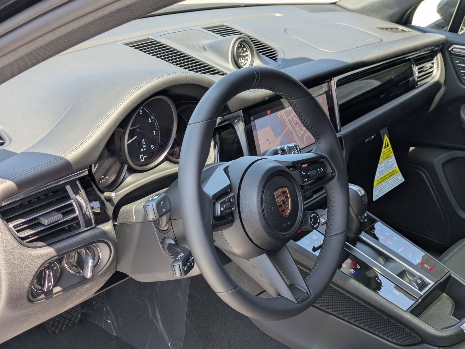 2025 Porsche Macan T photo 4