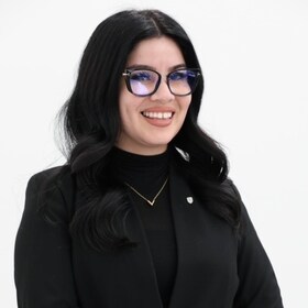 Staff member Laura Valencia from ID_ea6fb0682502