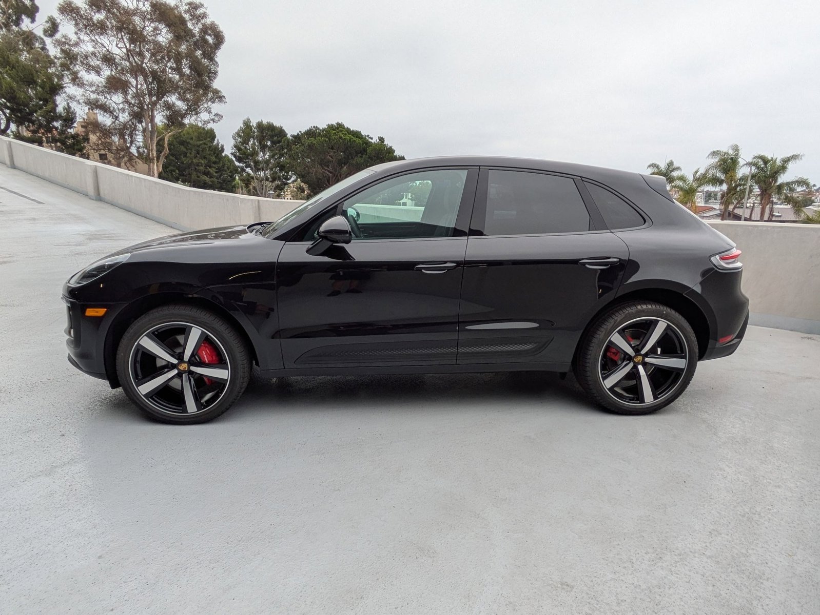 2025 Porsche Macan S photo 2