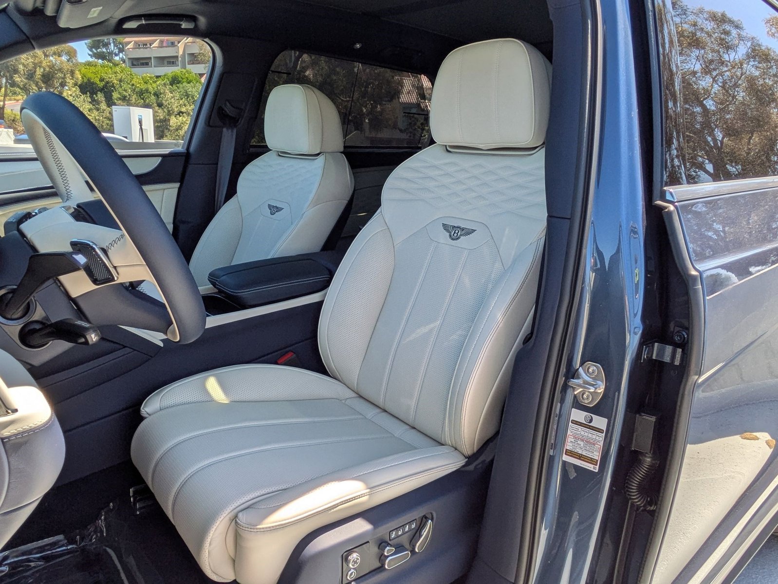 2024 Bentley Bentayga EWB photo 2