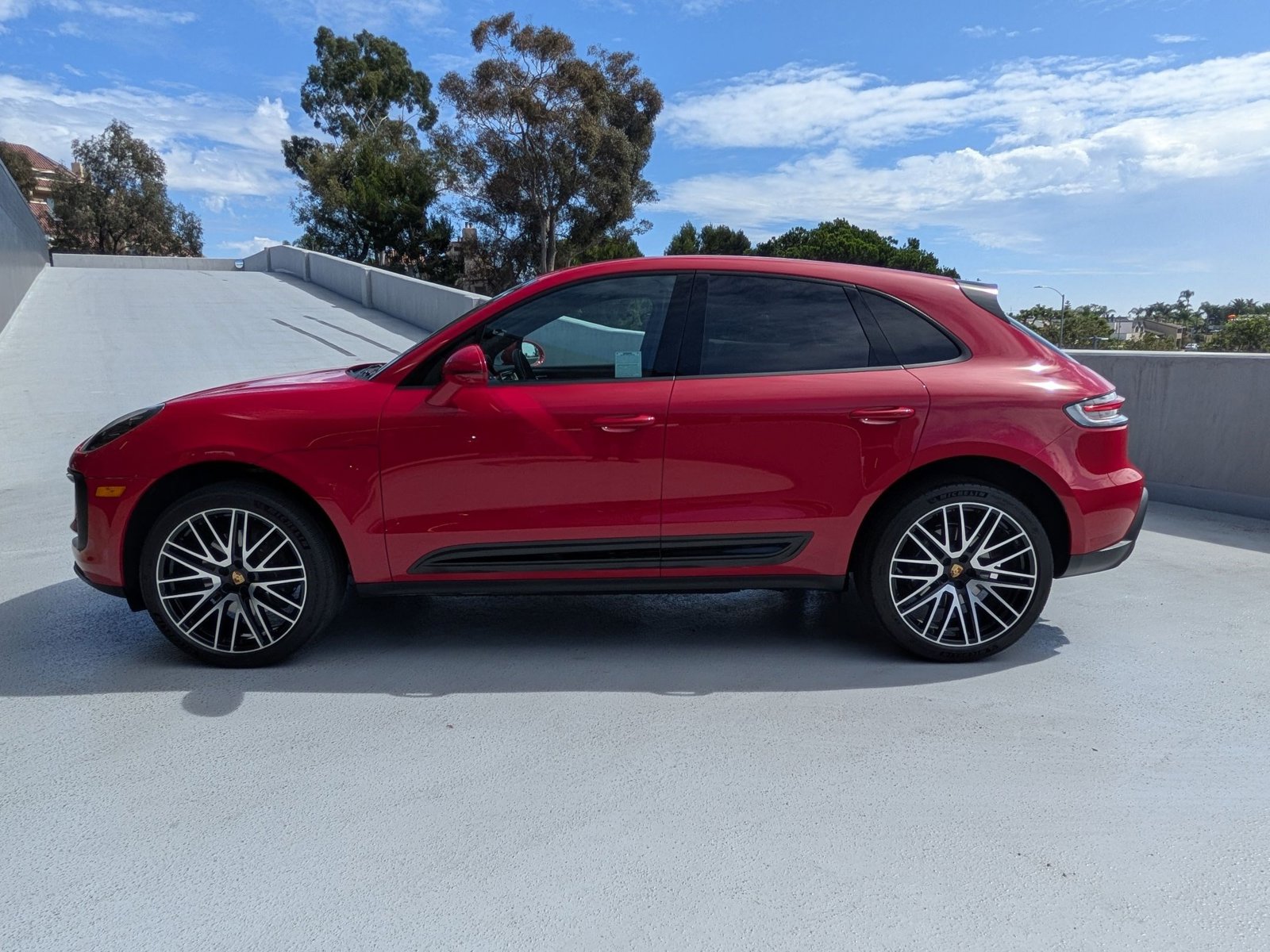 2025 Porsche Macan T photo 2