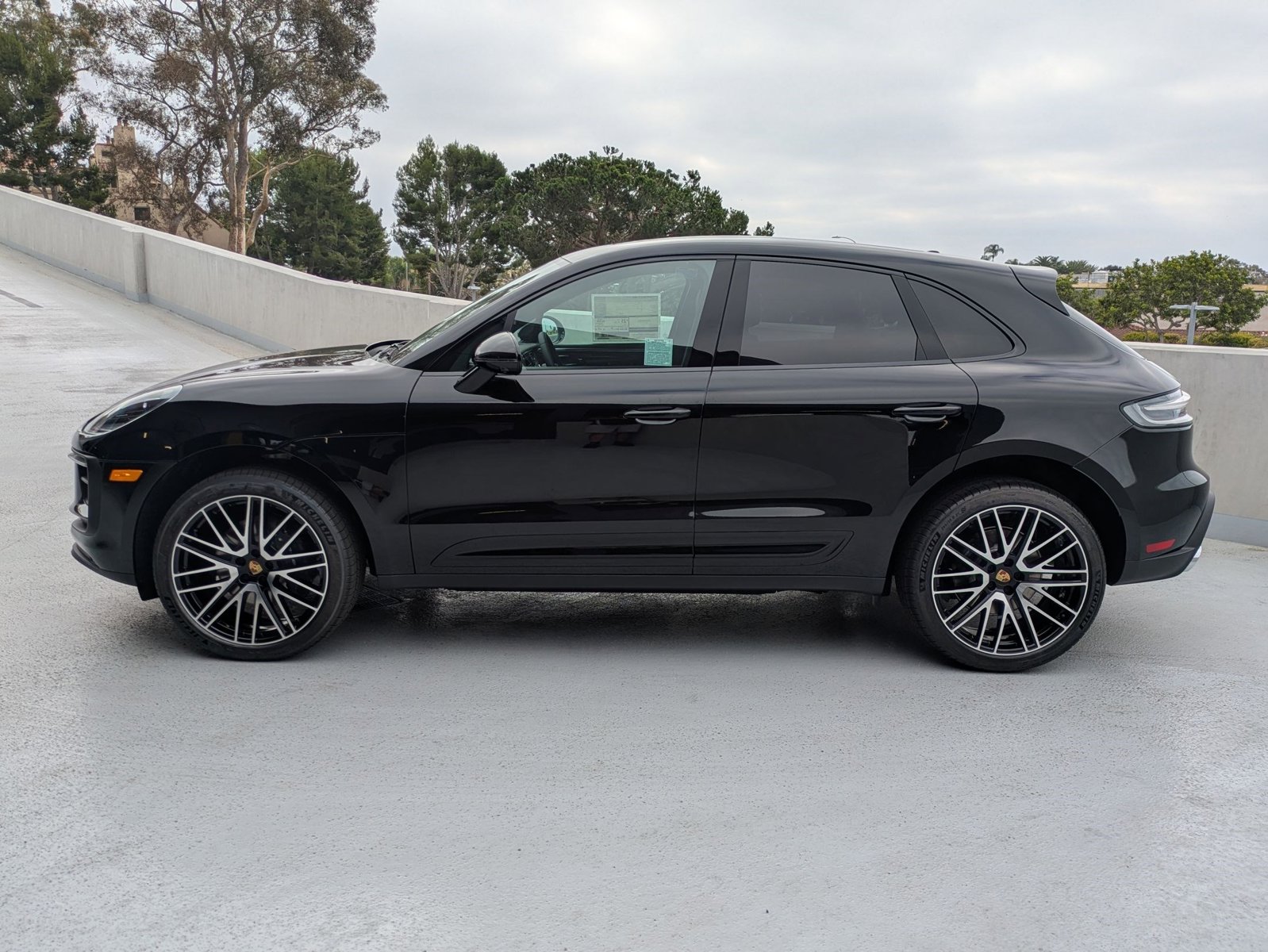 2026 Porsche Macan T photo 2