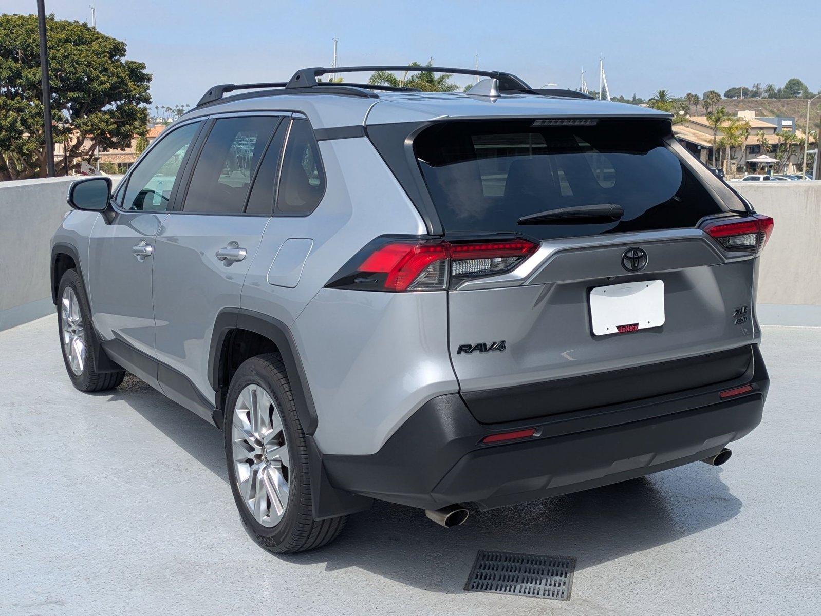 2020 Toyota RAV4 XLE Premium photo 3