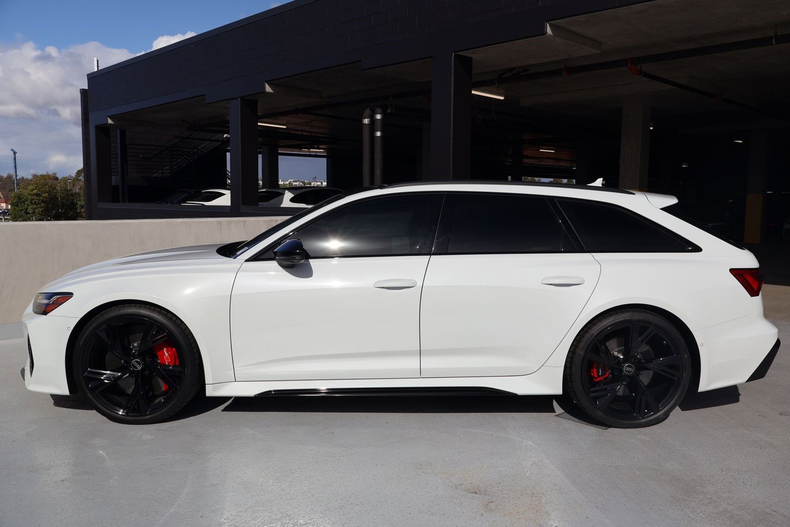 2023 Audi RS 6 Avant Base photo 2