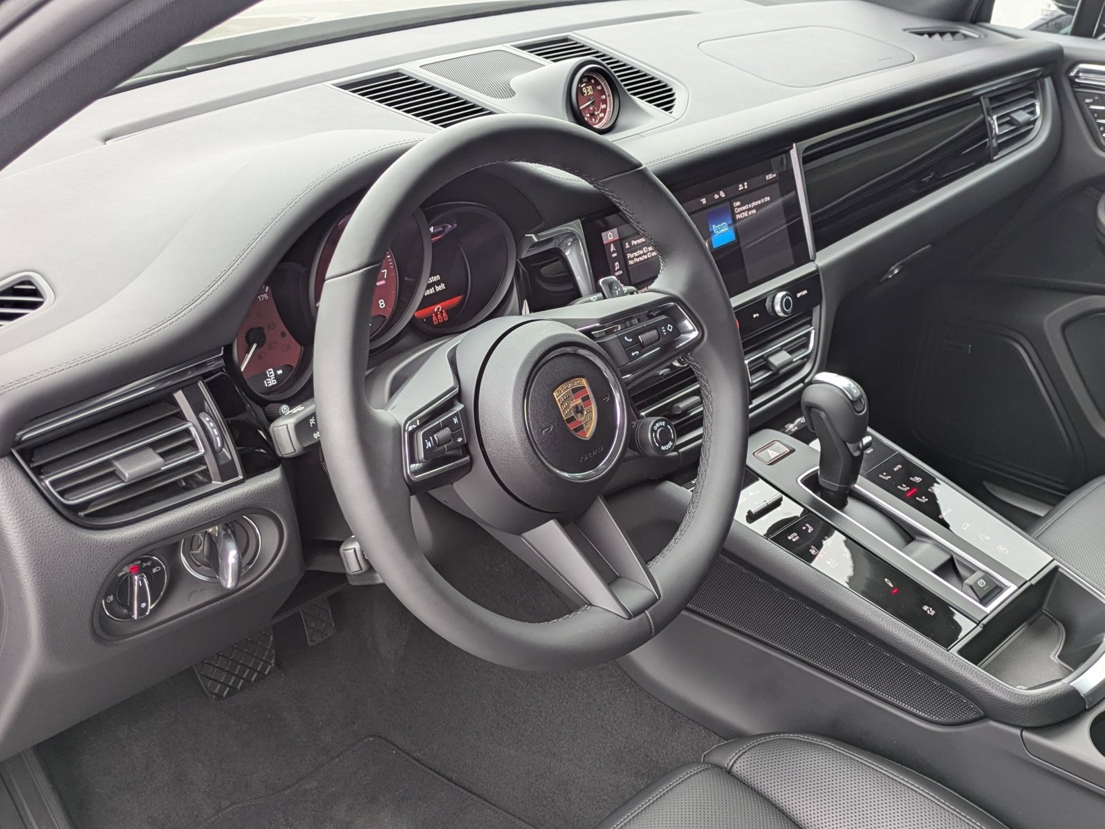 2025 Porsche Macan S photo 4