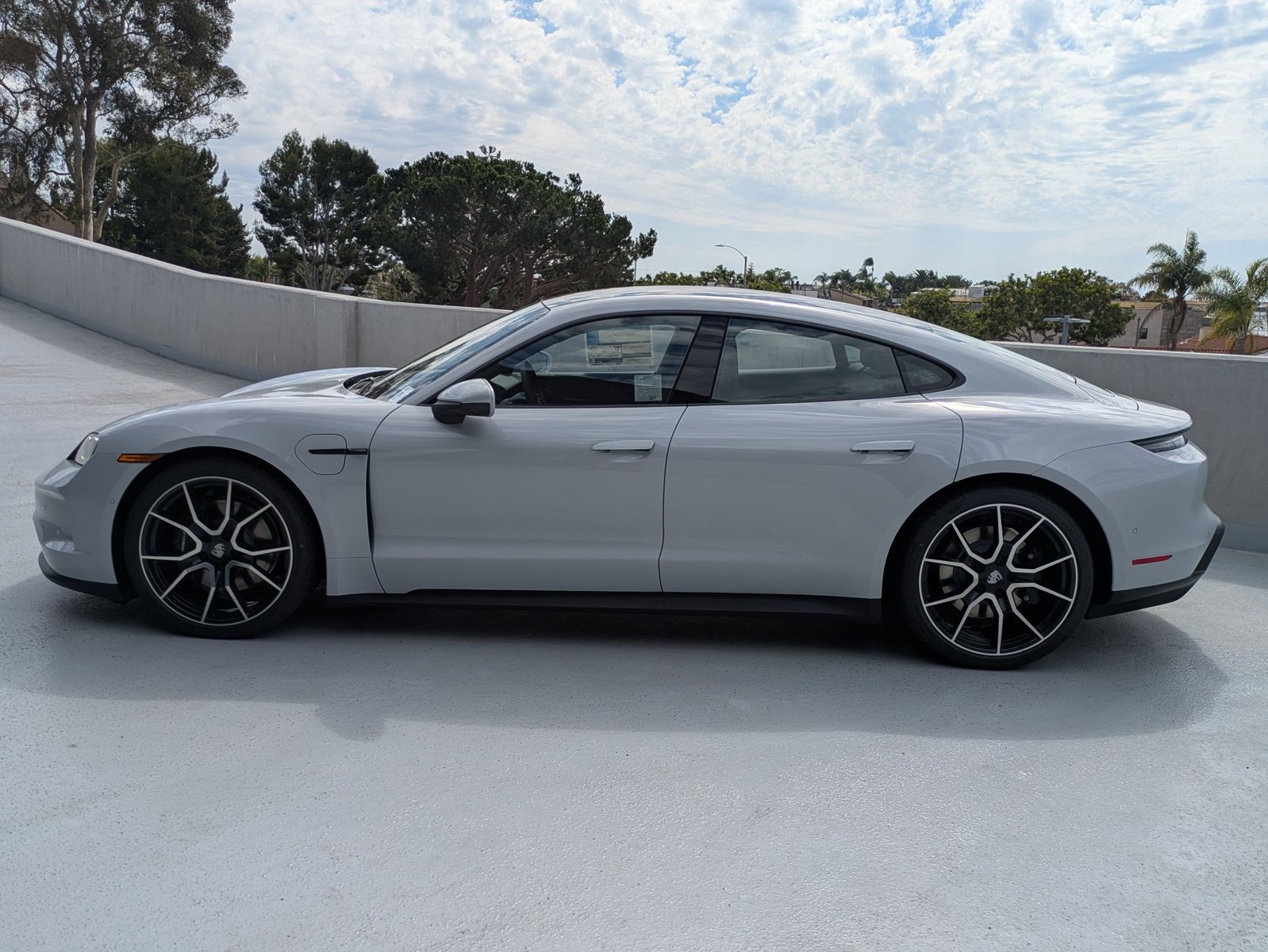2025 Porsche Taycan 4 photo 2