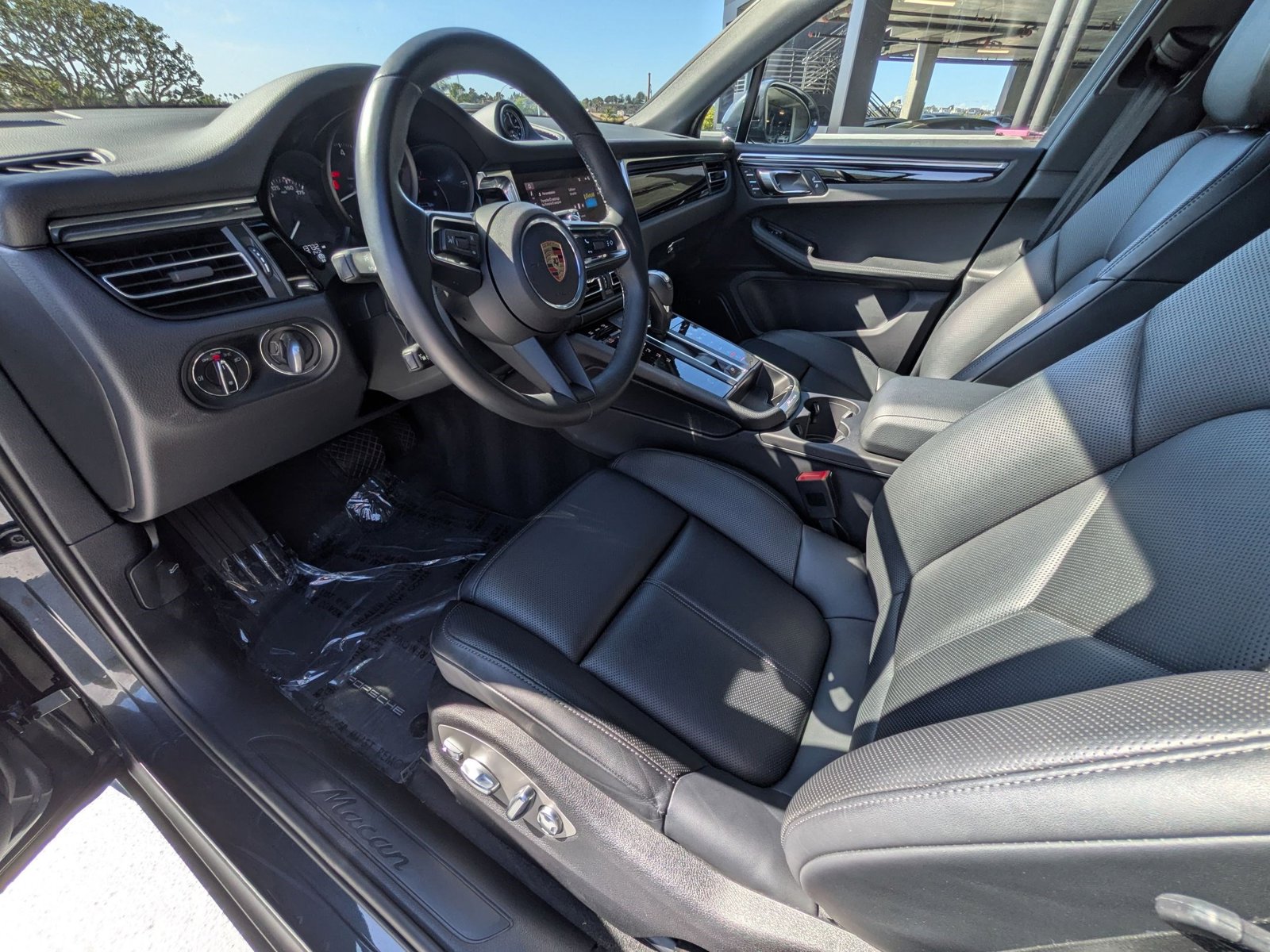 2025 Porsche Macan T photo 4