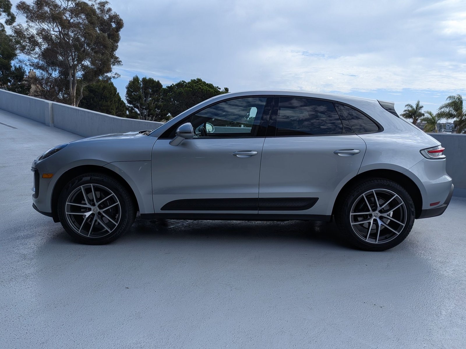 2023 Porsche Macan T photo 2