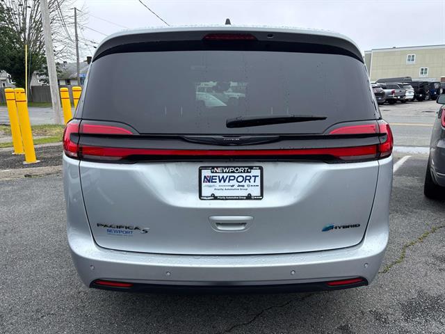 2023 Chrysler Pacifica Hybrid Limited photo 2