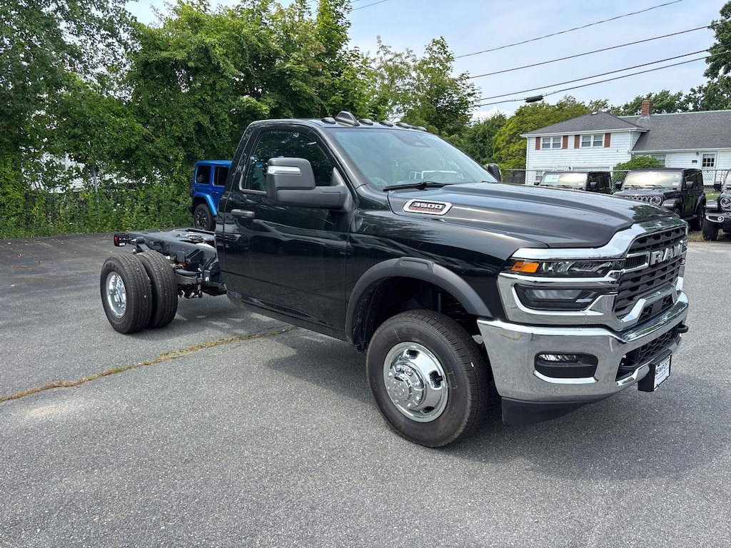 New 2026 Ram 3500 TRADESMAN CHASSIS REGULAR CAB 4X4 60' CA Pickup