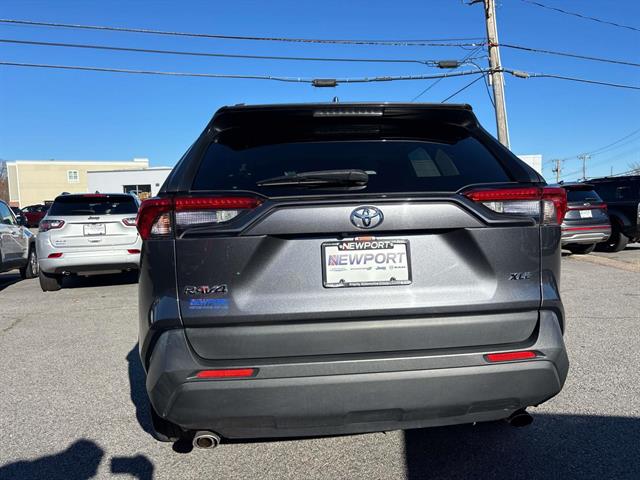 2019 Toyota RAV4 XLE Premium photo 3