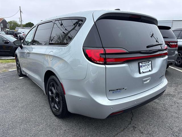 2023 Chrysler Pacifica Hybrid Limited photo 3