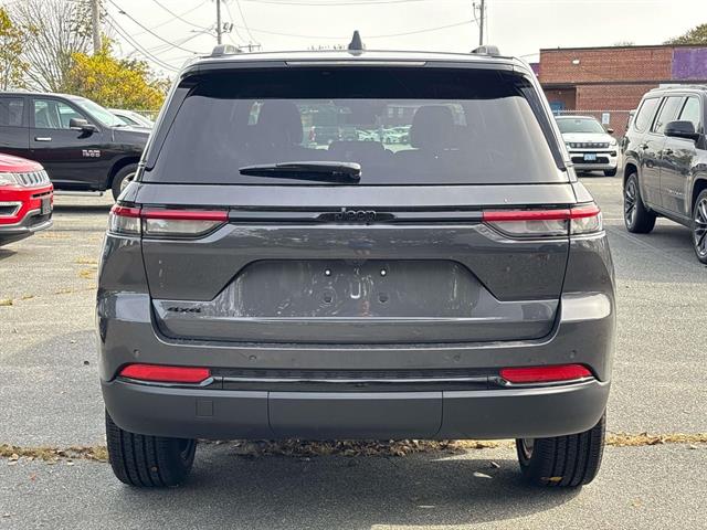 2025 Jeep Grand Cherokee Altitude photo 3