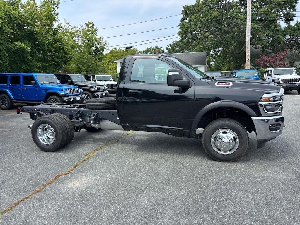 New 2026 Ram 3500 TRADESMAN CHASSIS REGULAR CAB 4X4 60' CA Pickup