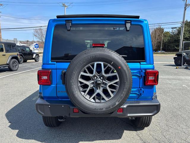 2025 Jeep Wrangler Sahara photo 3